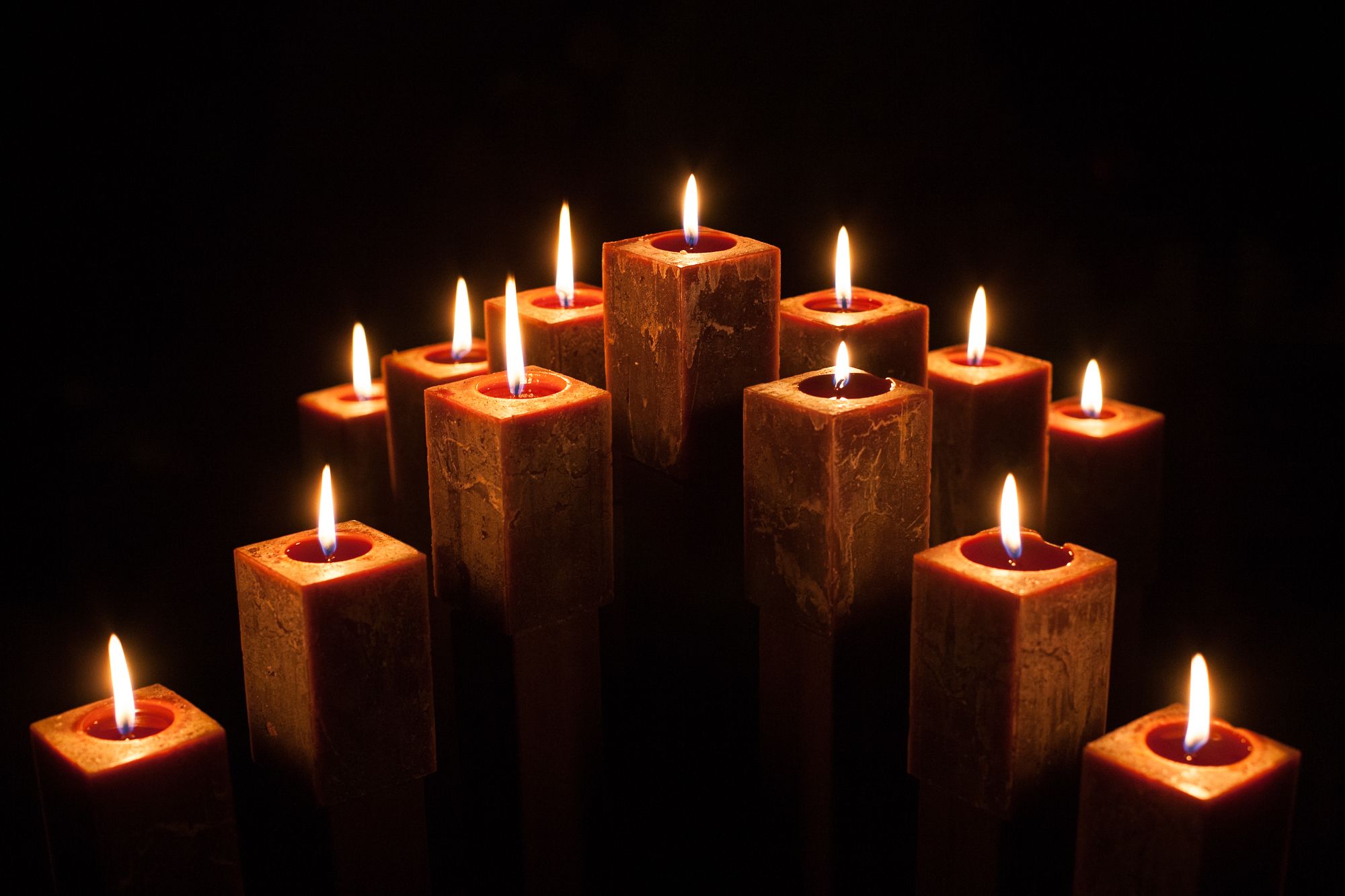 Свечи во сне. Горящие свечи. Горящая свечка. Красивые свечи. Свеча на темном фоне.